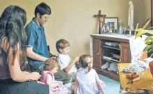 Gia đình nào đọc Kinh Mân Côi cùng nhau, sẽ sống cùng nhau