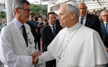 Đức Thánh Cha Lêô XIV xuất viện, trở về Vatican