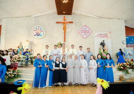 Hiệp Hội Kinh M&acirc;n C&ocirc;i Đa Minh Việt Nam h&agrave;nh hương M&acirc;n C&ocirc;i tại đền Th&aacute;nh Martin&ocirc; cầu nguyện cho sứ vụ Loan B&aacute;o Tin Mừng của Tỉnh D&ograve;ng