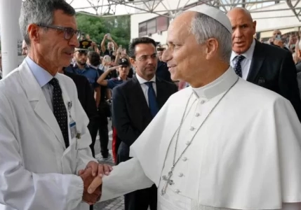 Đức Th&aacute;nh Cha L&ecirc;&ocirc; XIV xuất viện, trở về Vatican