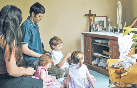 Gia đình nào đọc Kinh Mân Côi cùng nhau, sẽ sống cùng nhau