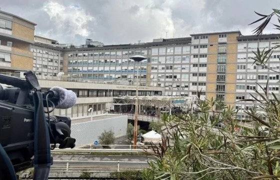 Cập nhật sức khỏe của Đức Thánh Cha (tối 22 và sáng 23/2): Buổi sáng ngài khó thở. Ban đêm ngủ