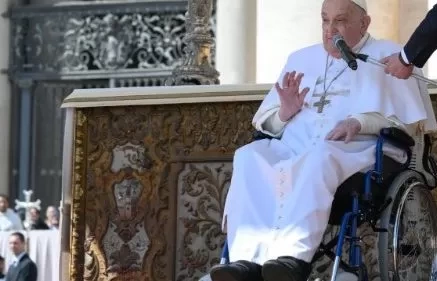 Đức Thánh Cha ra quảng trường thánh Phêrô chào các tín hữu (6/4)