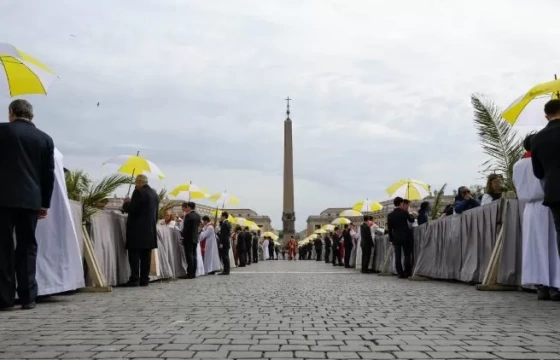 Vác đỡ thập giá cho người xa lạ 