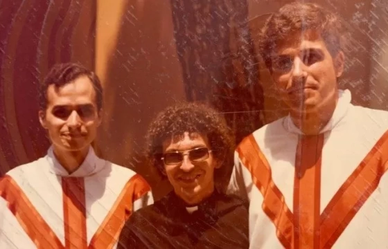 Cha Robert đã trở thành linh mục cách đây 43 năm, chỉ cách Vatican vài bước